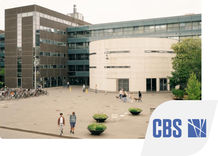 Mennesker på en plads foran Copenhagen Business School. I hjørnet er CBS logo indsat.