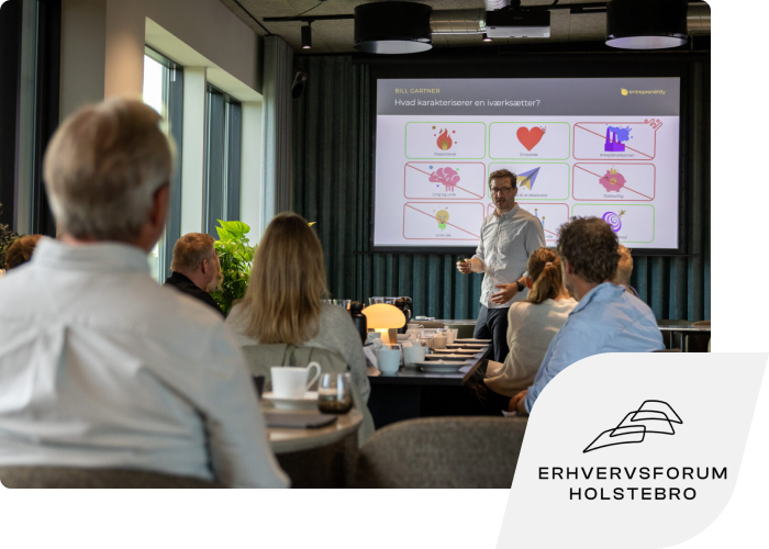 En person underviser andre personer foran en storskærm. I hjørnet er Erhvervsforum Holsebros logo indsat.